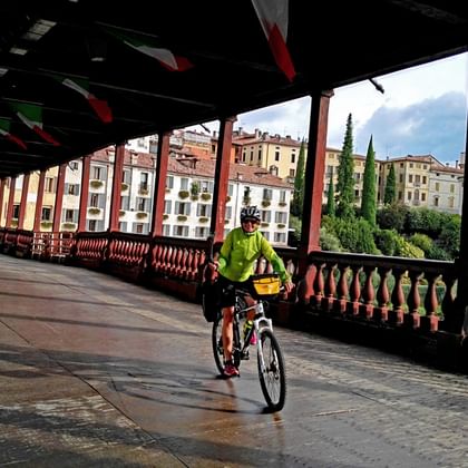 Brücke in Bassano mit Radler