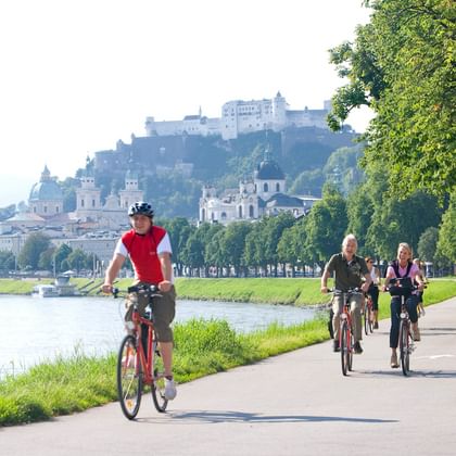 Cykling längs Salzach floden i Salzburg