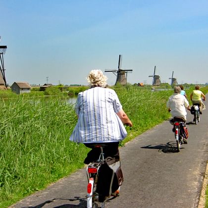 Radfahrer bei Windmühlen