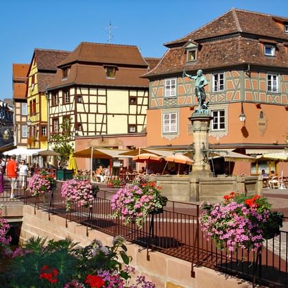 Korsvirkeshus och blommor i Colmar