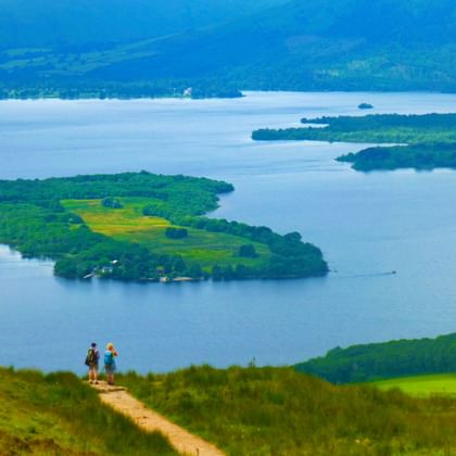 Wanderer am glasklaren Loch Lomond
