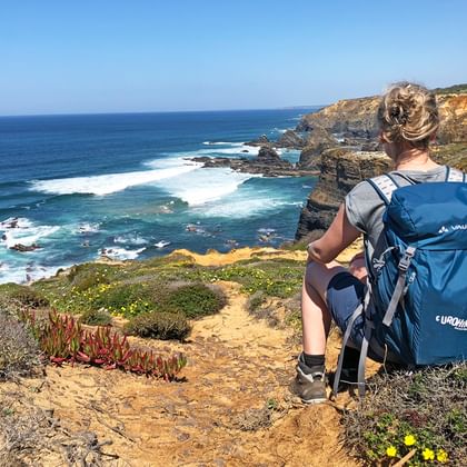 Wanderrast mit Blick auf die wilde Küste der Rota Vicentina