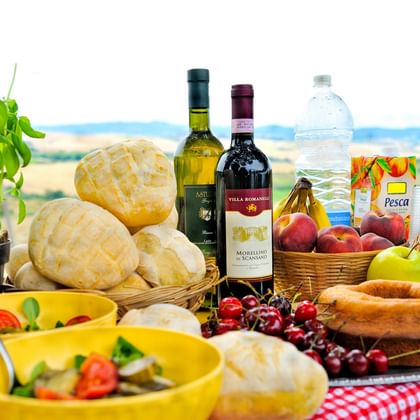Reich gedeckter Picknicktisch