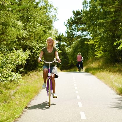 Cyklist längs vägen
