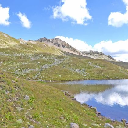 Bergssjö i schweizisk alperna