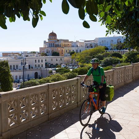 Cykla längs vägen i Apulien