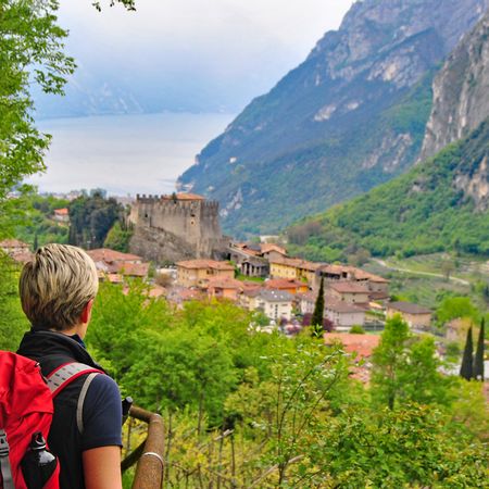 Vandringsled med utsikt på Riva del Garda