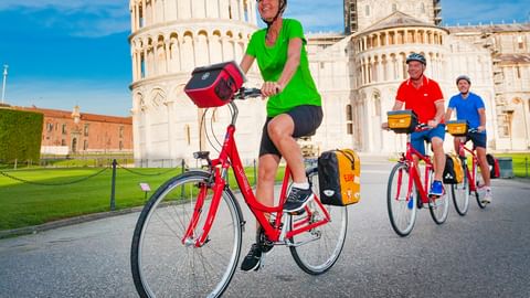 Cyklister vid lutande tornet i Pisa Cyklister vid lutande tornet i Pisa