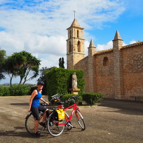 Cykelpaus vid kyrka i Son Negre