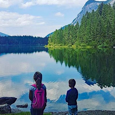 Zwei Kinder stehen vor dem Lago di Santa und genießen die Stille