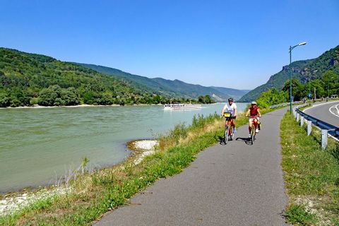 Cyklister på Donau cykelvägen
