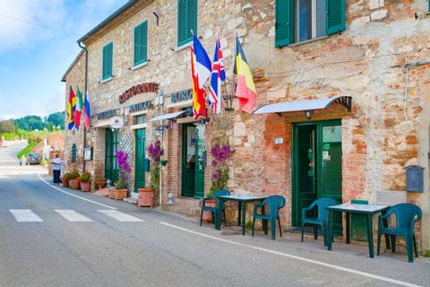Traditionelle Dorfstrasse in Italien