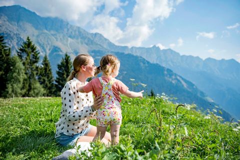 Wanderreise Südtirol Ausblick Mutter mit Kind