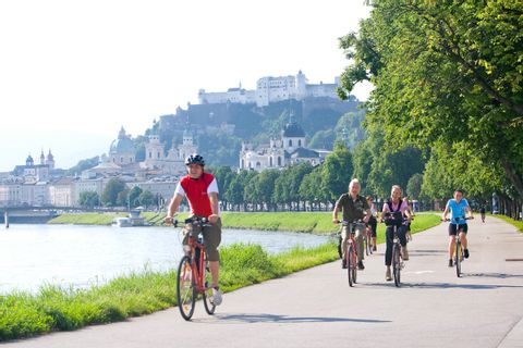 Cykling längs Salzach floden i Salzburg
