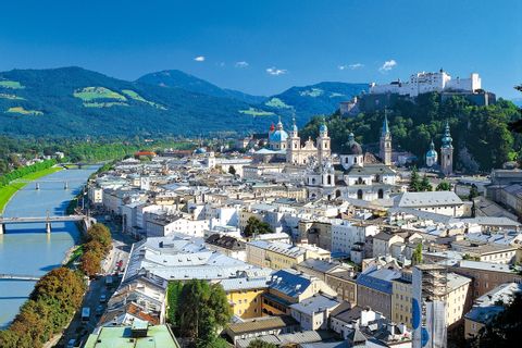 Utsikt över staden Salzburg med fästning Hohensalzburg