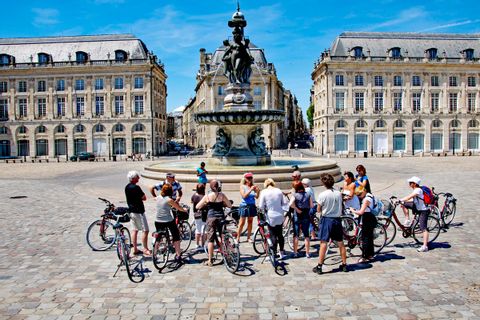 Cyklister vid Place de la Bourse
