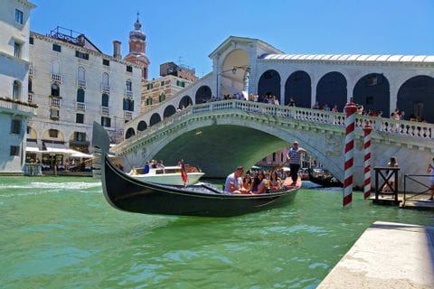 Gondel vor der Rialto Brücke in Venedig