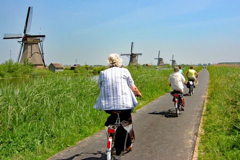Radfahrer bei Windmühlen