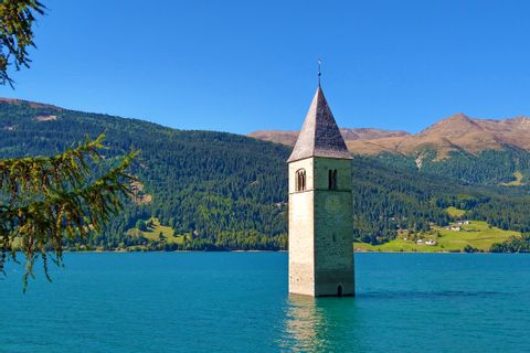 Kyrktorn i sjö Reschensee