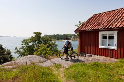 Cyclist in the archipelago