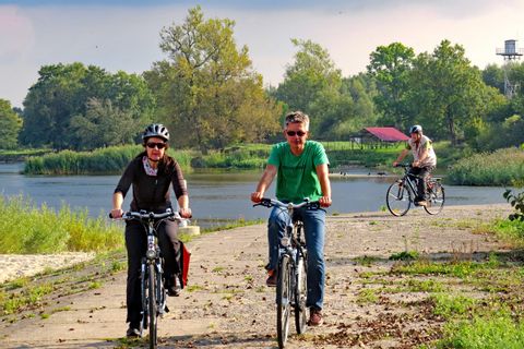 Cyklister vid flod