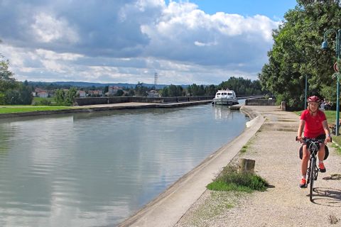 Cyklist längs Garonne kanalen