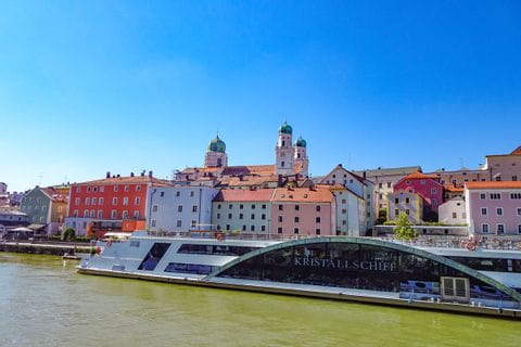 Kristallschiff an der Donau