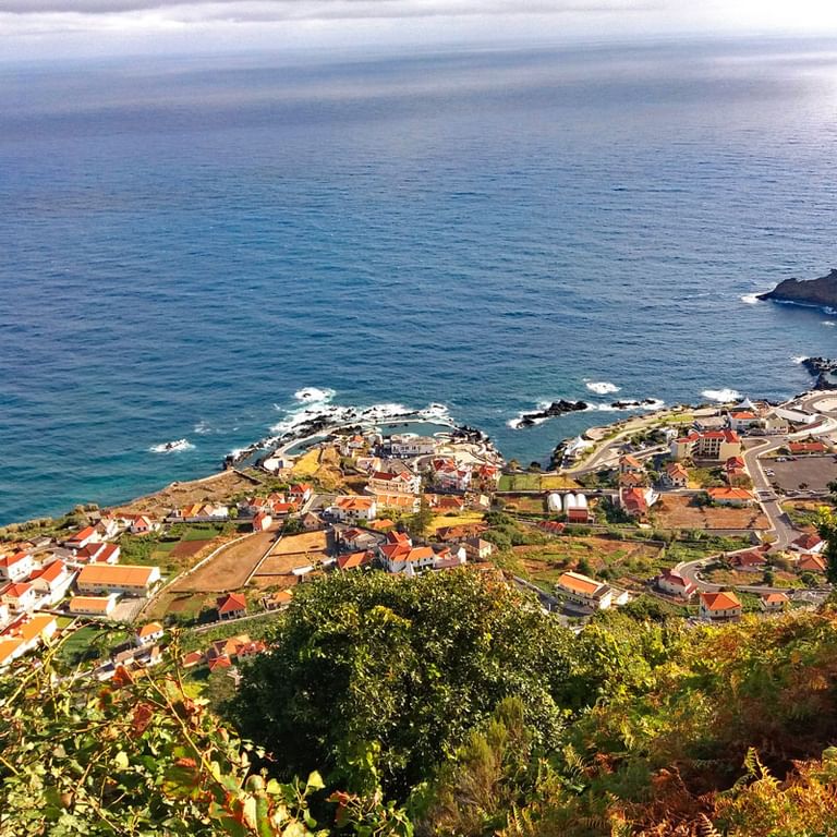 Utsikt över Porto Moniz med sina lava-pools