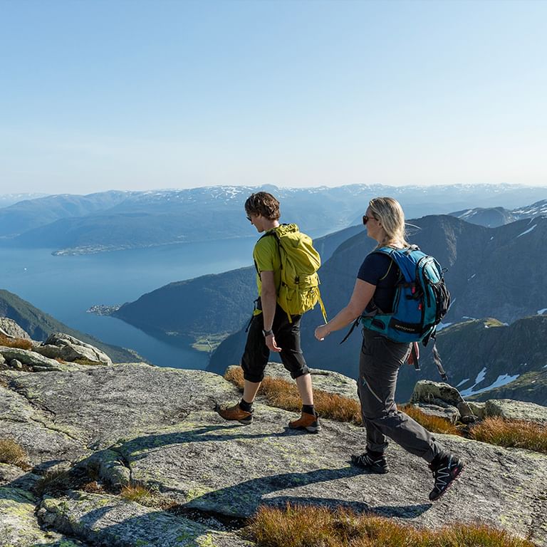 Vandrare på väg längs Sognefjord