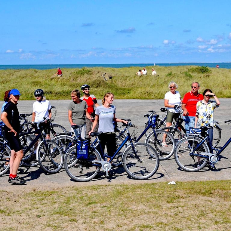 Gruppfoto med cyklister
