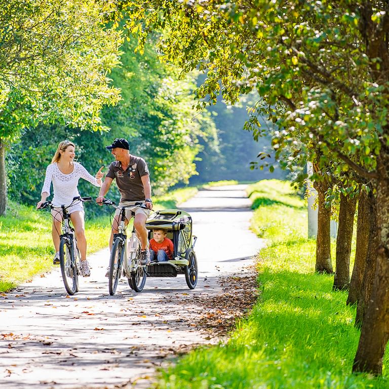 Föräldrar med barn i cykelvagn i Alsace