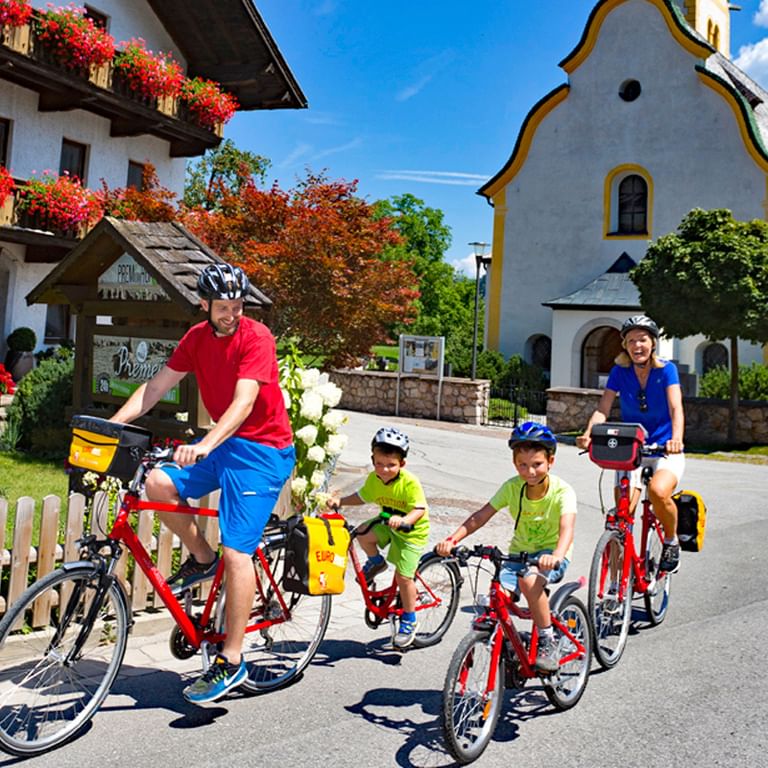 Familie mit dem Fahrrad am Inn-Radweg