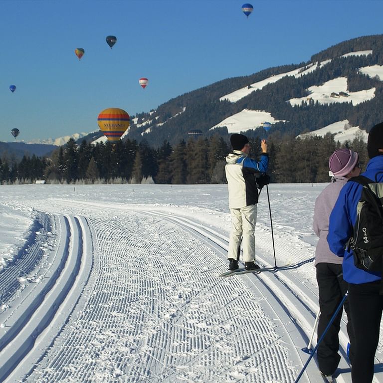 Luftballonger över skidspår