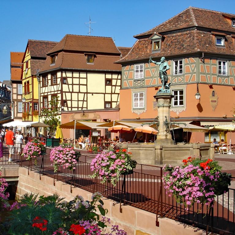 Korsvirkeshus och blommor i Colmar