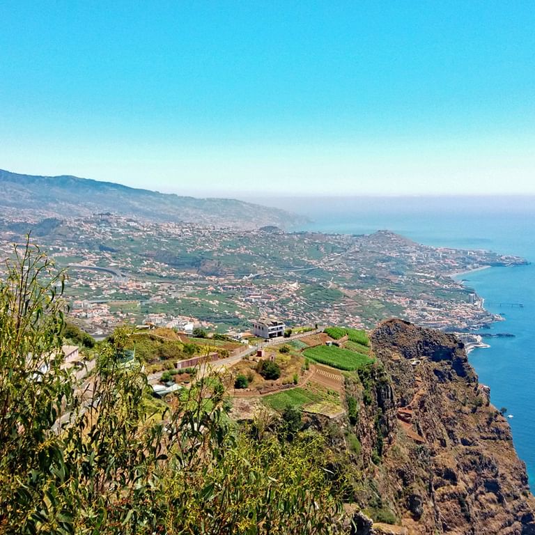 Panorama från brant kusten Cabo Girão mot Funchal