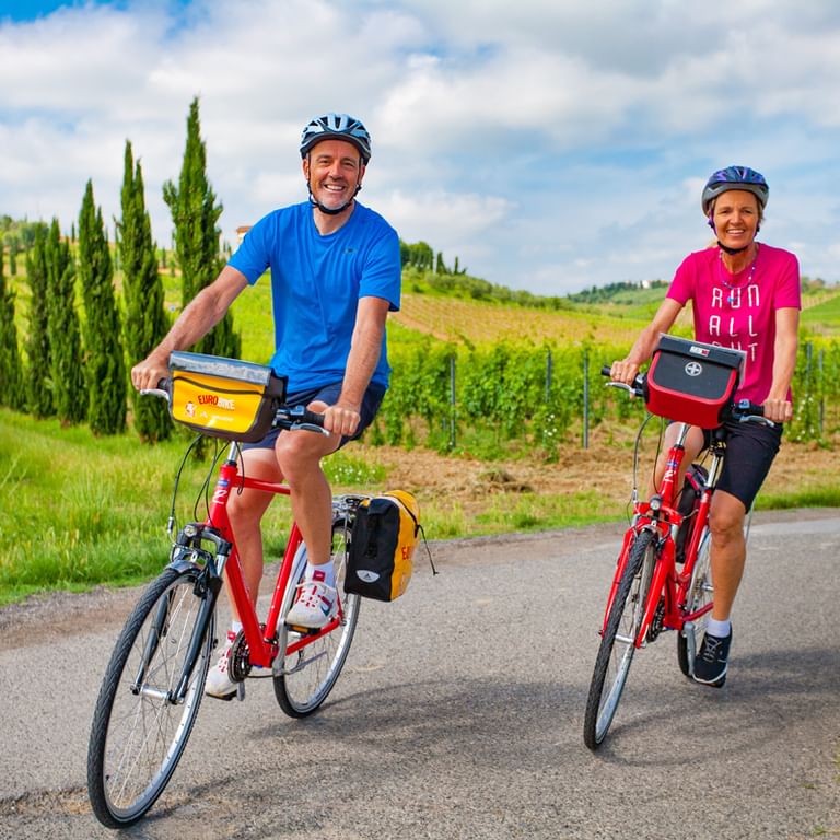 Cyklister vid sädesfält
