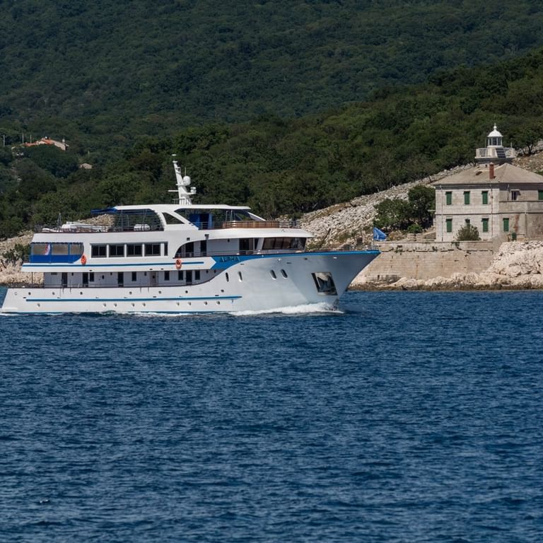 M/Y Alpha